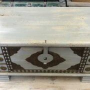 k76 0150 indian furniture white embossed trunk sultan top
