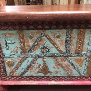KH23 KH 216 indian furniture red and green sultans trunk close