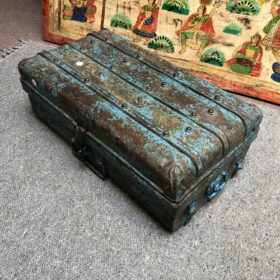 kh25 66 indian furniture vintage blue trunk right