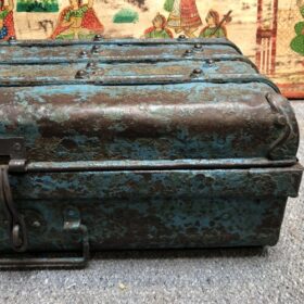 kh25 66 indian furniture vintage blue trunk close